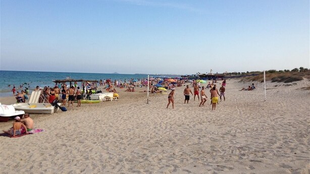 A beach with people, umbrellas, and boats. - Holiday Home 'Relax Inn' with Sea View, Shared Pool & Wi-Fi (Pilar de la Horadada)