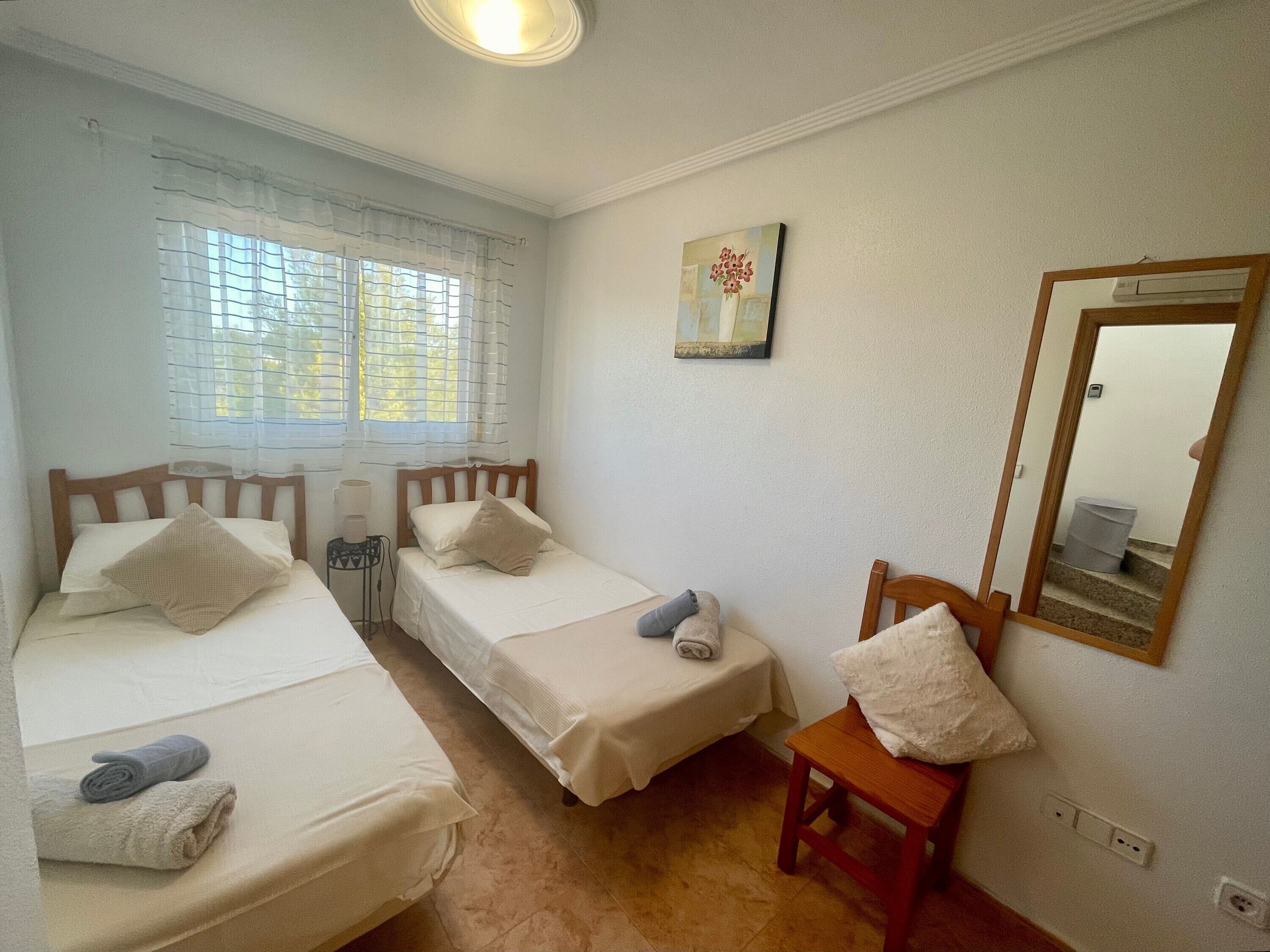 3 slaapkamers, een strijkplank/strijkijzer, gratis wifi, beddengoed