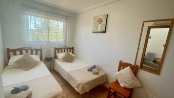 3 slaapkamers, een strijkplank/strijkijzer, gratis wifi, beddengoed