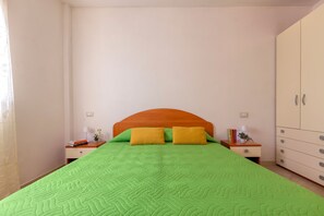 1 bedroom, bed sheets