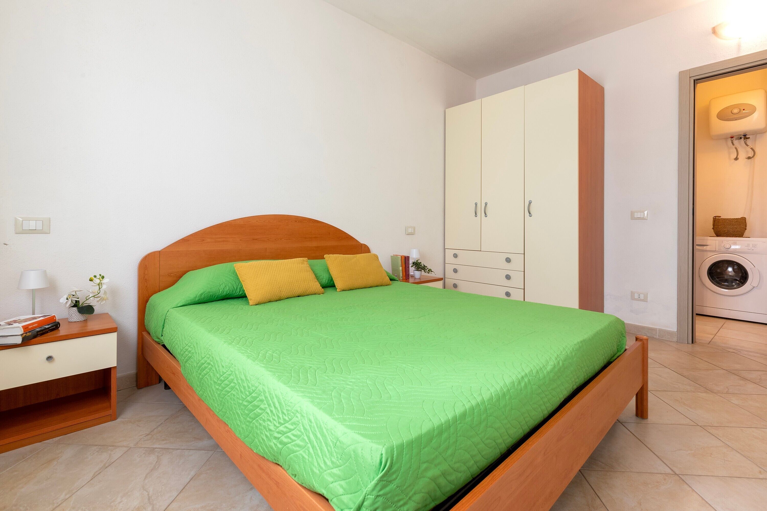 1 bedroom, bed sheets