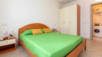 1 bedroom, bed sheets