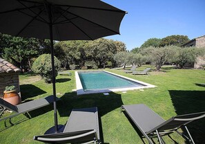 A heated pool - Stone landhouse in scenic garden, heated pool, in L'Isle-sur-la-Sorgue. (L'ISLE-SUR-LA-SORGUE)