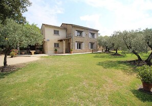 Exterior - Stone landhouse in scenic garden, heated pool, in L'Isle-sur-la-Sorgue. (L'ISLE-SUR-LA-SORGUE)