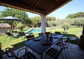 Outdoor dining - Stone landhouse in scenic garden, heated pool, in L'Isle-sur-la-Sorgue. (L'ISLE-SUR-LA-SORGUE)