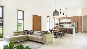 Living area - La Perla – Cozy 3BR Sleeps 10 | Hacienda Pinilla (Tamarindo)