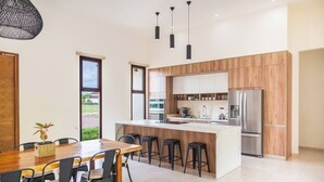 Private kitchen - La Perla – Cozy 3BR Sleeps 10 | Hacienda Pinilla (Tamarindo)