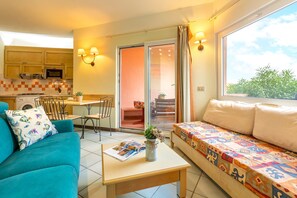 TV - Apartment 'Costarossa 2208' with Sea View, Private Terrace and Air Conditioning (isola rossa)