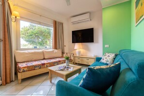 TV - Apartment 'Costarossa 2208' with Sea View, Private Terrace and Air Conditioning (isola rossa)