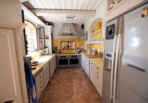 ثلاجة، ميكروويف، فرن، غسالة أطباق