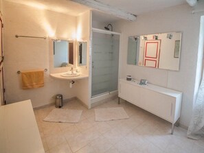 Bathroom - Beautiful land house in Noves near Avignon, private pool, pets allowed (1). (NOVES)