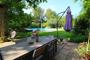 Outdoor dining - Beautiful land house in Noves near Avignon, private pool, pets allowed (1). (NOVES)