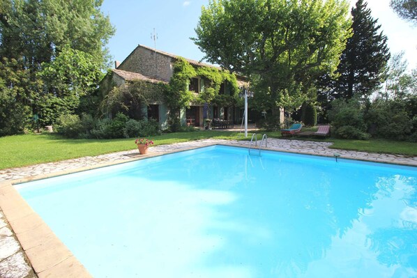Pool - Beautiful land house in Noves near Avignon, private pool, pets allowed (1). (NOVES)