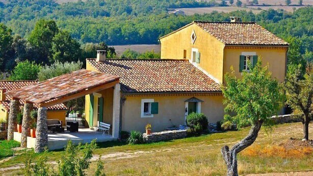 A yellow villa with a tiled roof, surrounded by greenery and hills. - Vacation home in the Luberon in the heart of nature, private pool. (SAINT-MARTIN-DE-CASTILLON)