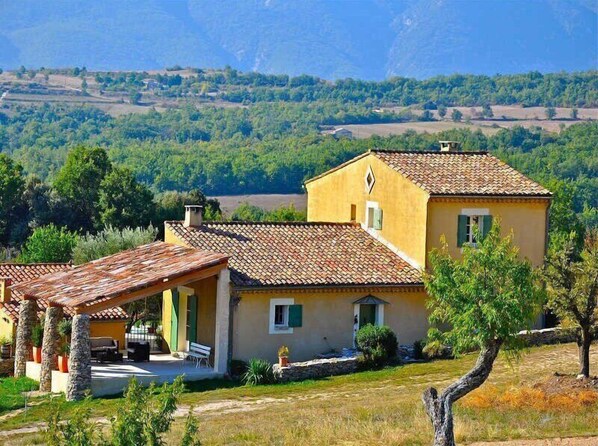 Exterior - Vacation home in the Luberon in the heart of nature, private pool. (SAINT-MARTIN-DE-CASTILLON)