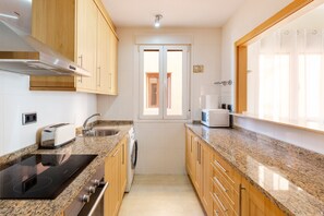 Jääkaappi, mikroaaltouuni, uuni, liesi