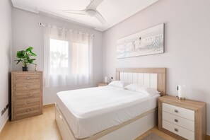 2 makuuhuonetta, silitysrauta/-lauta, vuodevaatteet