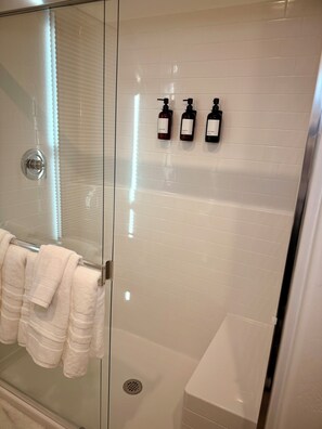 Douche, séchoir à cheveux, serviettes fournies, savon
