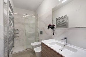 Dusche, Haartrockner, Handtücher