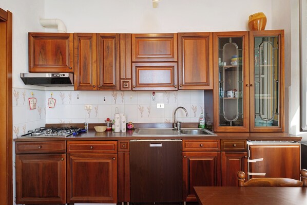 Kühlschrank, Herdplatte, Geschirrspüler