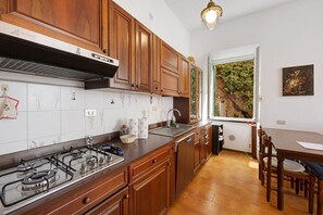 Frigorífico, placa de cocina, lavavajillas y cafetera o tetera