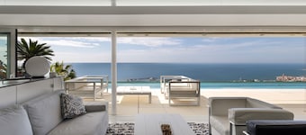 Villa 'Nirvana - Penthouse' avec vue sur la mer, Wi-Fi et climatisation