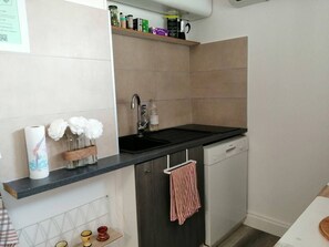 Fridge, dishwasher, cookware/dishes/utensils - 1 Bed apartment at the foot of l'Ile des Loisirs (CAP D AGDE)