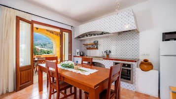 Kylskåp, mikrovågsugn, ugn och spishäll