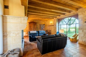 TV, fireplace, ping pong - Les Granges de la Machardie – Cottage in Dordogne with Pool and Tennis Court (Sainte-Trie)