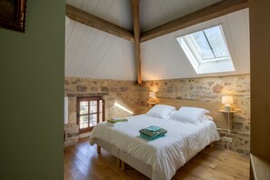 5 bedrooms, iron/ironing board, free WiFi, bed sheets