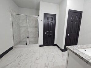 Shower, hair dryer, towels, soap - Stylish 3BR/2.5 BA Home 10 Min to Medical Ctr & downtown (Houston)