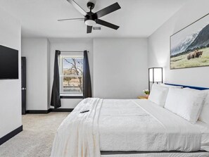3 bedrooms, iron/ironing board, free WiFi, bed sheets - Stylish 3BR/2.5 BA Home 10 Min to Medical Ctr & downtown (Houston)