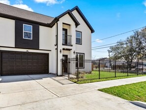 Exterior - Stylish 3BR/2.5 BA Home 10 Min to Medical Ctr & downtown (Houston)