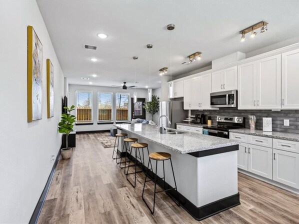 Fridge, microwave, oven, stovetop - Comfy Houston Home B (Houston)