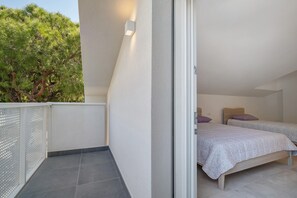 1 bedroom, bed sheets