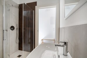 Douche, serviettes fournies