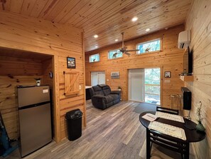 Smart TV, fireplace - Pam's Treehouse Cabin #1 (Hot Springs)