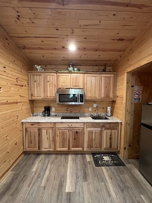 Kühlschrank, Mikrowelle, Herdplatte, Wasserkocher mit Kaffee-/Teezubehör