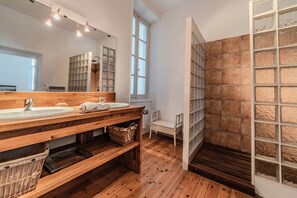 Shower, hair dryer - Villa Montcalm 4* with Mountain View, 4 Bedrooms, Ski, Thermal Baths & Local Market 80m (Ax-les-Thermes)