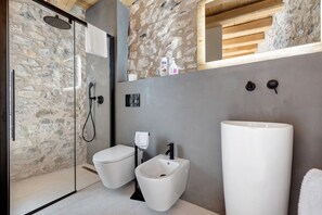 Shower, hair dryer, towels - Holiday Home 'Casa Limonaia al Pos' (tignale)