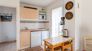 Réfrigérateur, micro-ondes, plaque de cuisson, lave-vaisselle