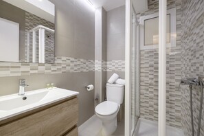 Douche, sèche-cheveux, serviettes fournies