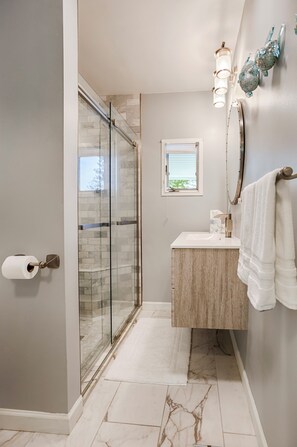 Shower, towels - A Wave From It All: Keuka Lake + Close to Wineries (Penn Yan)