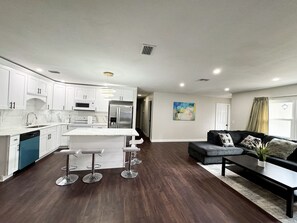 House | 4 bedrooms - Home Close to Saint Pete Pier new Spacious (St. Petersburg)