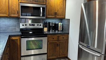 Kjøleskap, mikrobølgeovn, ovn og kokeplater