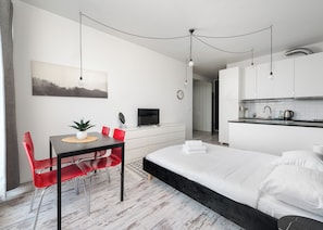 Een strijkplank/strijkijzer, wifi, beddengoed