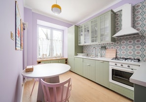 Fridge, oven, stovetop, dishwasher - Metro Młynów Colourful Apartment (Warszawa)