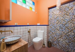 Douche, sèche-cheveux, serviettes fournies, savon