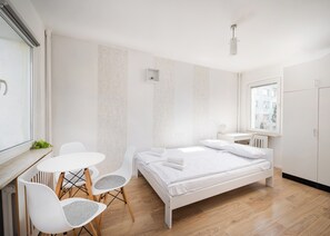 Iron/ironing board, WiFi, bed sheets