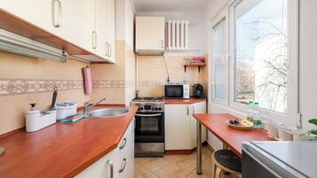 Jääkaappi, mikroaaltouuni, uuni, liesi